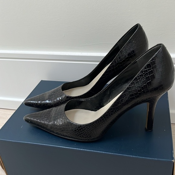 Black pumps with a pattern. Classic pointy toe - Picture 2 of 4